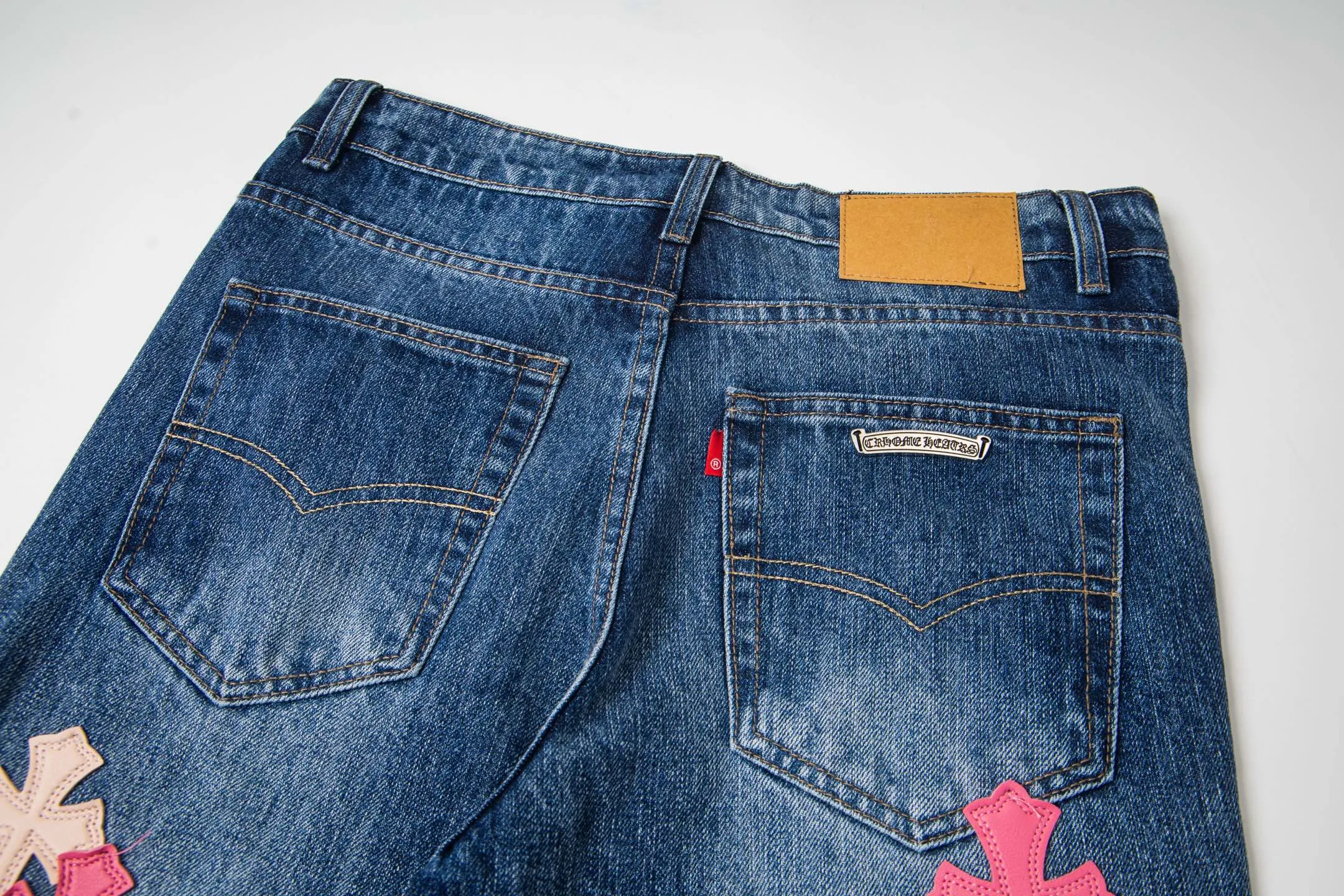 P240 Chrome Hearts 2025 New Bamboo Pink Cross Patch Leather Couple Washed Jeans This season’s hot item is sought after by countless celebrities and fashionistas. The neat details of the cutting process add color to the playful fashion! The neat and meticulous design, and the well-fitting structure is unique. The upper body not only has outstanding recognition, but also looks younger and younger. A style with the ultimate wearing meaning and performance, gorgeous color matching, and the craftsmanship of this style is also extremely extraordinary. After the finished product is washed, it is disassembled and hand-made with sheepskin cross leather and then spliced ​​together to complete. The whole piece has too many craftsmanship to describe. It is decorated with patchwork cross flowers and high-waisted washed jeans! ! Absolutely high-end luxury product, a god-level single product, a super popular product, made by top heavy industry, a magic weapon that cannot be missed. Style number: 1869# Size: 28 30 32 34 36 Color: blue